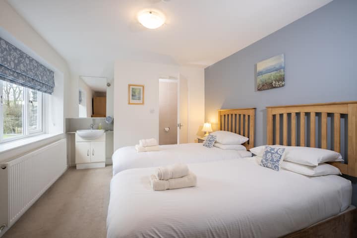 Riverside cottage twin luego bedroom 
