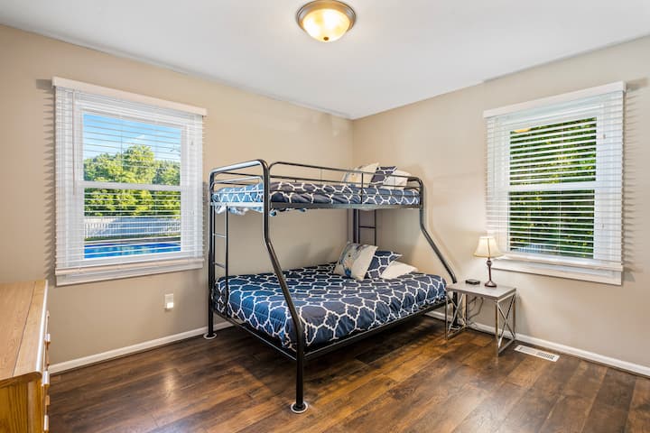 Chumba kikuu cha kulala cha ghorofa #4 ** KIMEBORESHWA kuwa Queen juu ya ghorofa ya Queen kufikia Januari 2024!