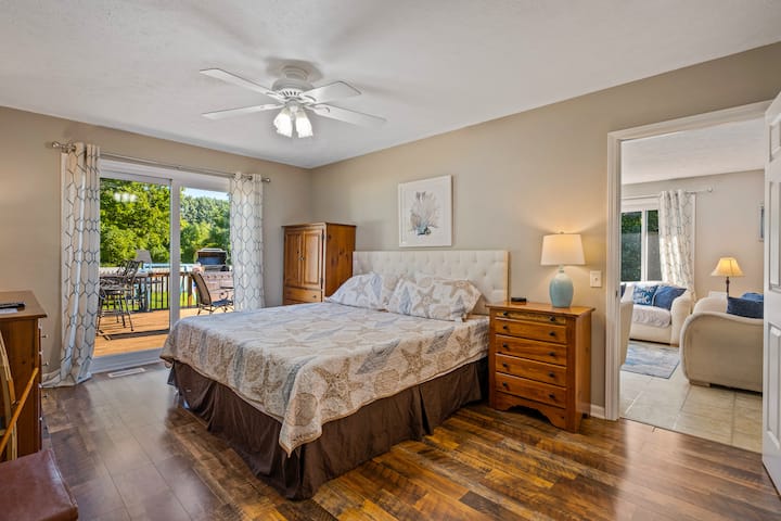 Chumba cha kulala cha msingi kilicho na matembezi hadi kwenye sitaha, HDTV ya 32"ya LED, bafu la chumba cha kulala na kabati la kuingia.