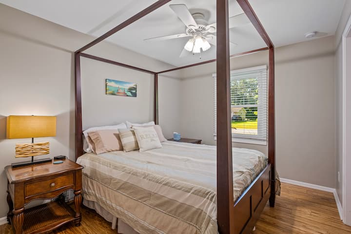 Chumba cha kulala #2 kwenye ghorofa kuu na kitanda cha ukubwa wa malkia.