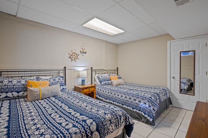 Chumba cha #5 cha kulala kiko kwenye ghorofa ya chini na kina vitanda viwili vya ukubwa wa malkia.