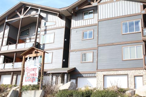 Top Airbnb: Picturesque Big White Condo at Snowy Creek Lodge in Kootenay Boundary