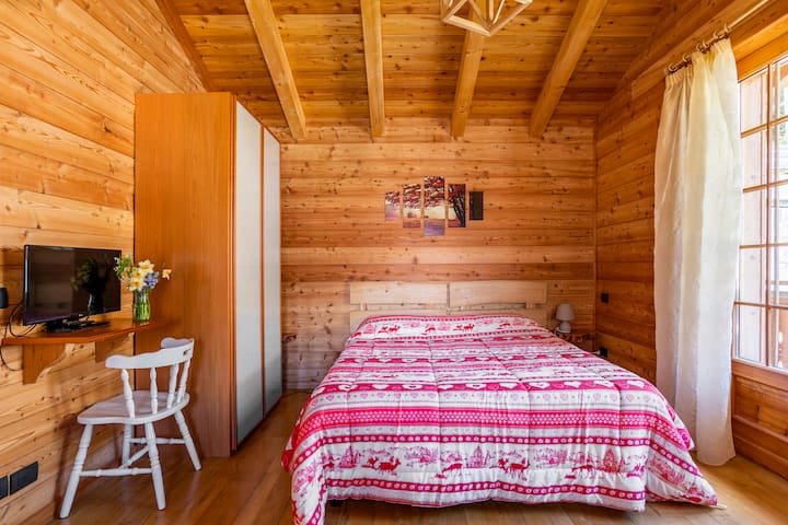 Bedroom sleeps three