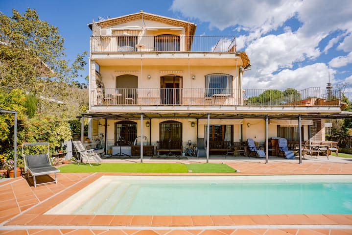 House with garden and swimming pool.