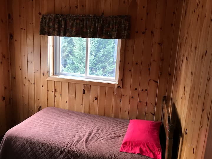 Quarto com duas camas de solteiro localizado no loft