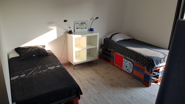 חדר שינה אחד עם שתי מיטות יחיד.