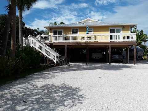 Popular Airbnb listing: A short 2 minute walk to the beach. in Indian Rocks Beach