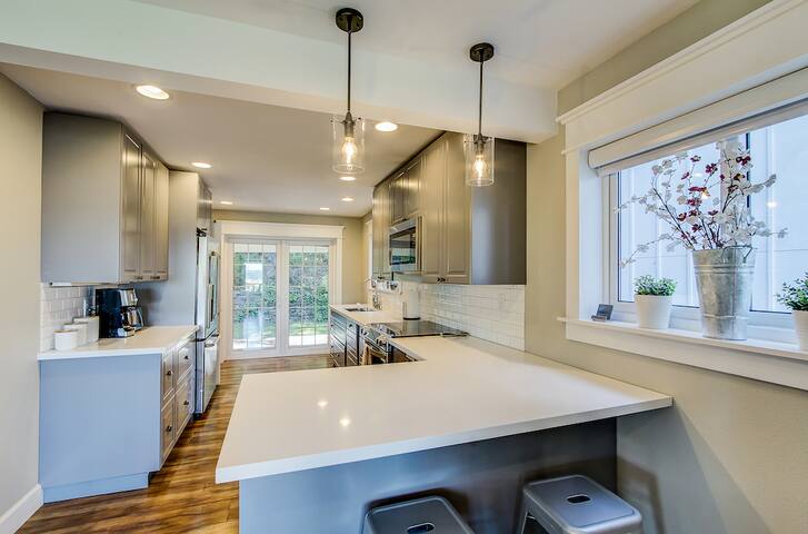 Seattle Luxury Retreat Home Near the Stadiums gallery image 3