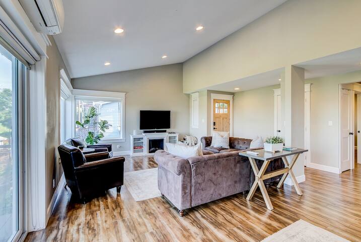 Seattle Luxury Retreat Home Near the Stadiums gallery image 2