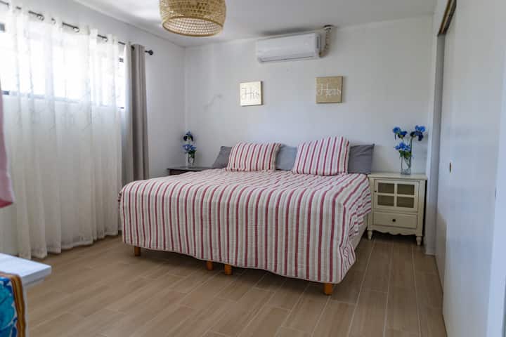 Bračni krevet (183x213)
vrlo udoban madrac
s dovoljno prostora za odlaganje stvari