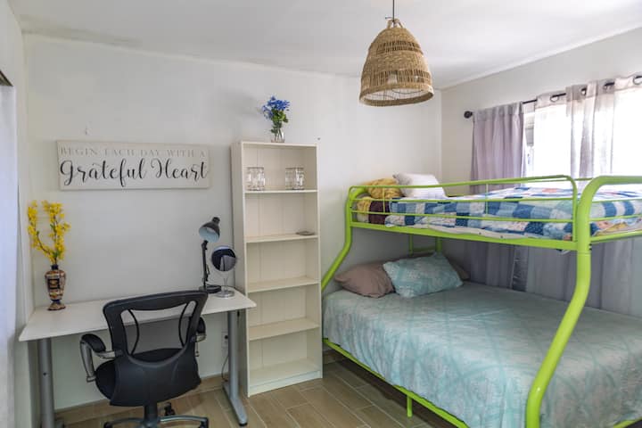 Krevet na kat za dvije osobe na dnu, jedan na vrhu

Prostor za rad, veliki ormar
