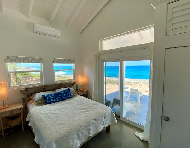 غرفة النوم الرئيسية. استمتع بالنوم على أصوات المحيط والاستيقاظ على الألوان الرائعة للمحيط!