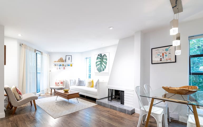 Downtown 2-Story Townhouse w/ Private Entrance!