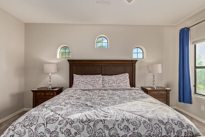 Hlavná spálňa na poschodí s vlastnou kúpeľňou. 