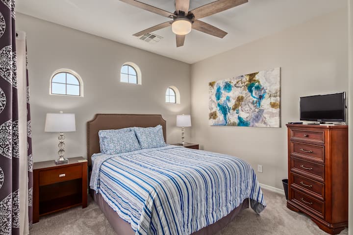 Spálňa pre hostí na poschodí s manželskou posteľou. 