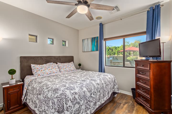 Spálňa dole po schodoch má pohodlnú manželskú posteľ. 