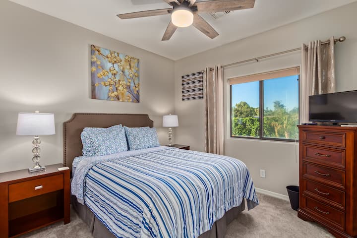 Spálňa pre hostí na poschodí s manželskou posteľou. 