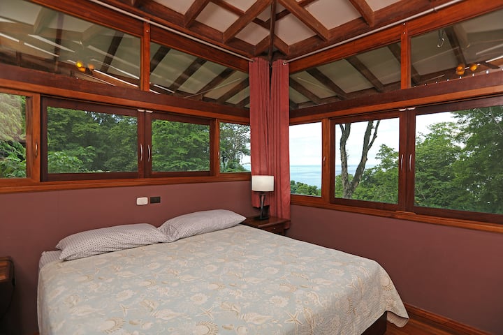 Habitación principal con el mejor jardín y vistas al mar.