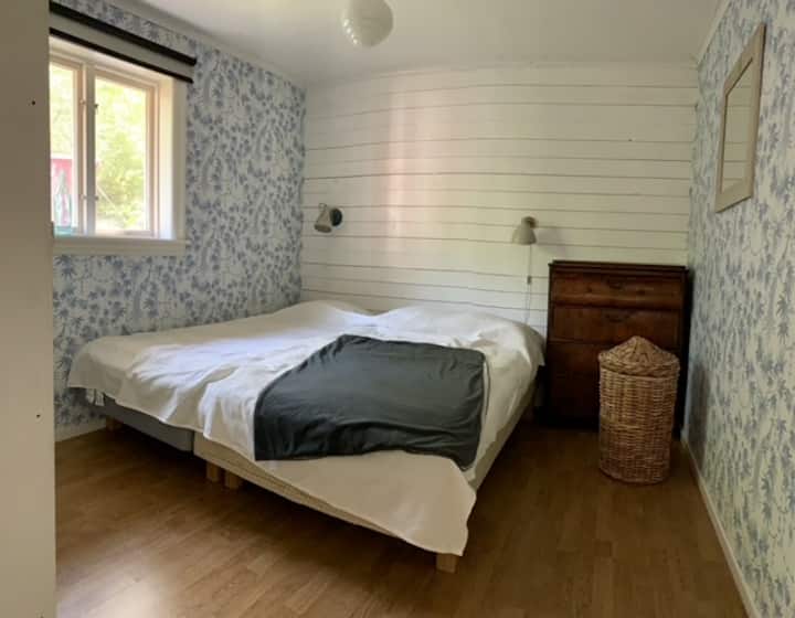 Moja ya vyumba viwili vya kulala ndani ya nyumba. 