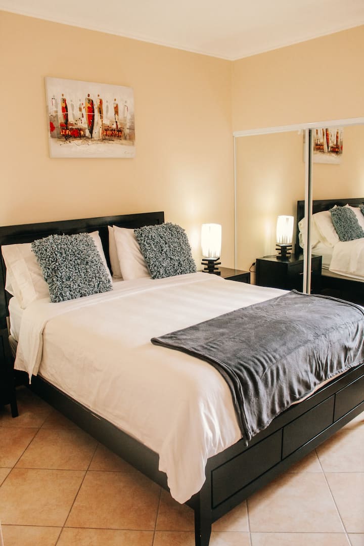 الغرفة 2 - مع مكتب تنفيذي وخزانة