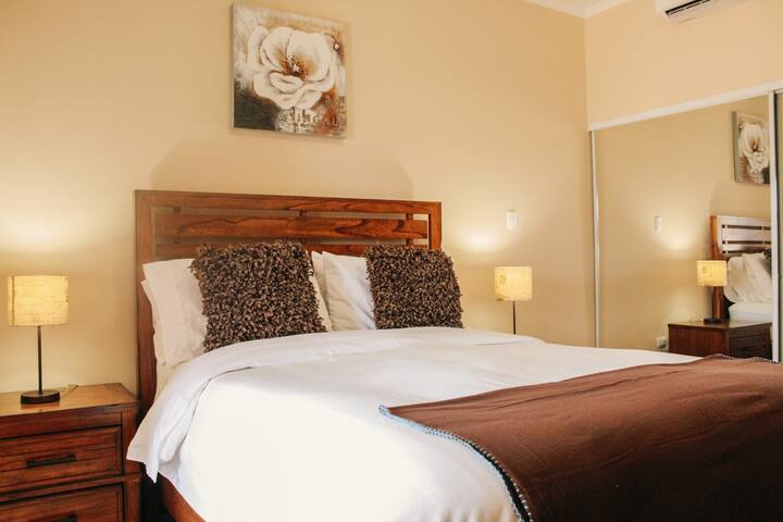 غرفة النوم الرئيسية - مع خزانة وتلفزيون