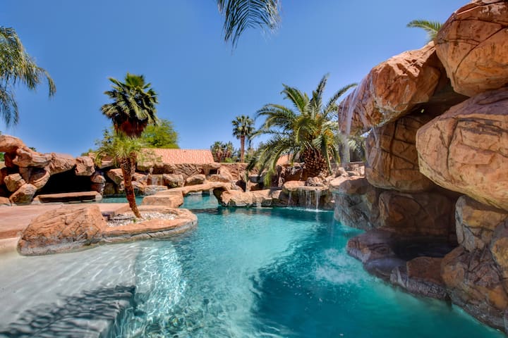 Resort Style Vegas Oasis! Close to the Strip!21:) gallery image 2