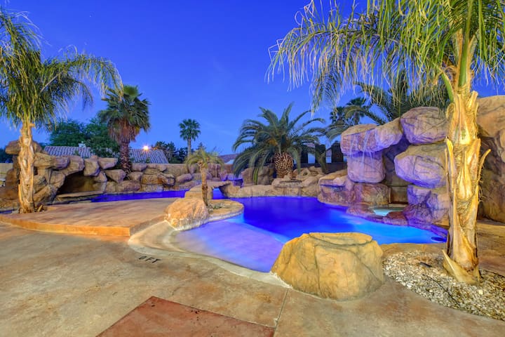 Resort Style Vegas Oasis! Close to the Strip!21:) gallery image 4