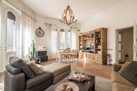 Top performing Airbnb: Elegant apartment in the center in Pisa