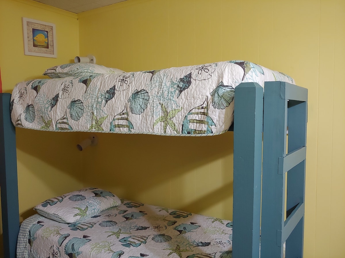 Sunshine room: 4 comfortable twin sized bunk beds.