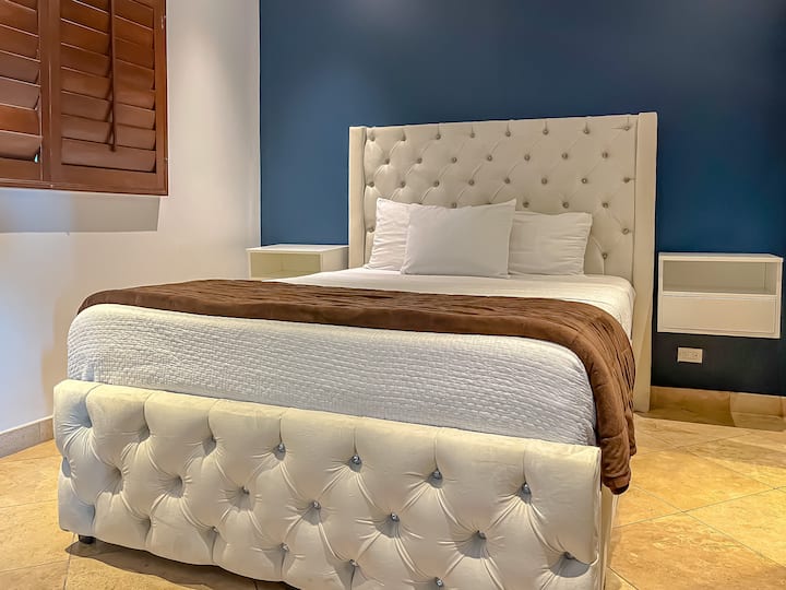 Zažite pokoj v druhej spálni s luxusnou manželskou posteľou pre maximálne pohodlie. 