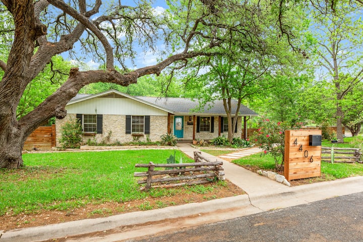 Secluded Half Acre Gem w/ Private Pickleball Court - Austin