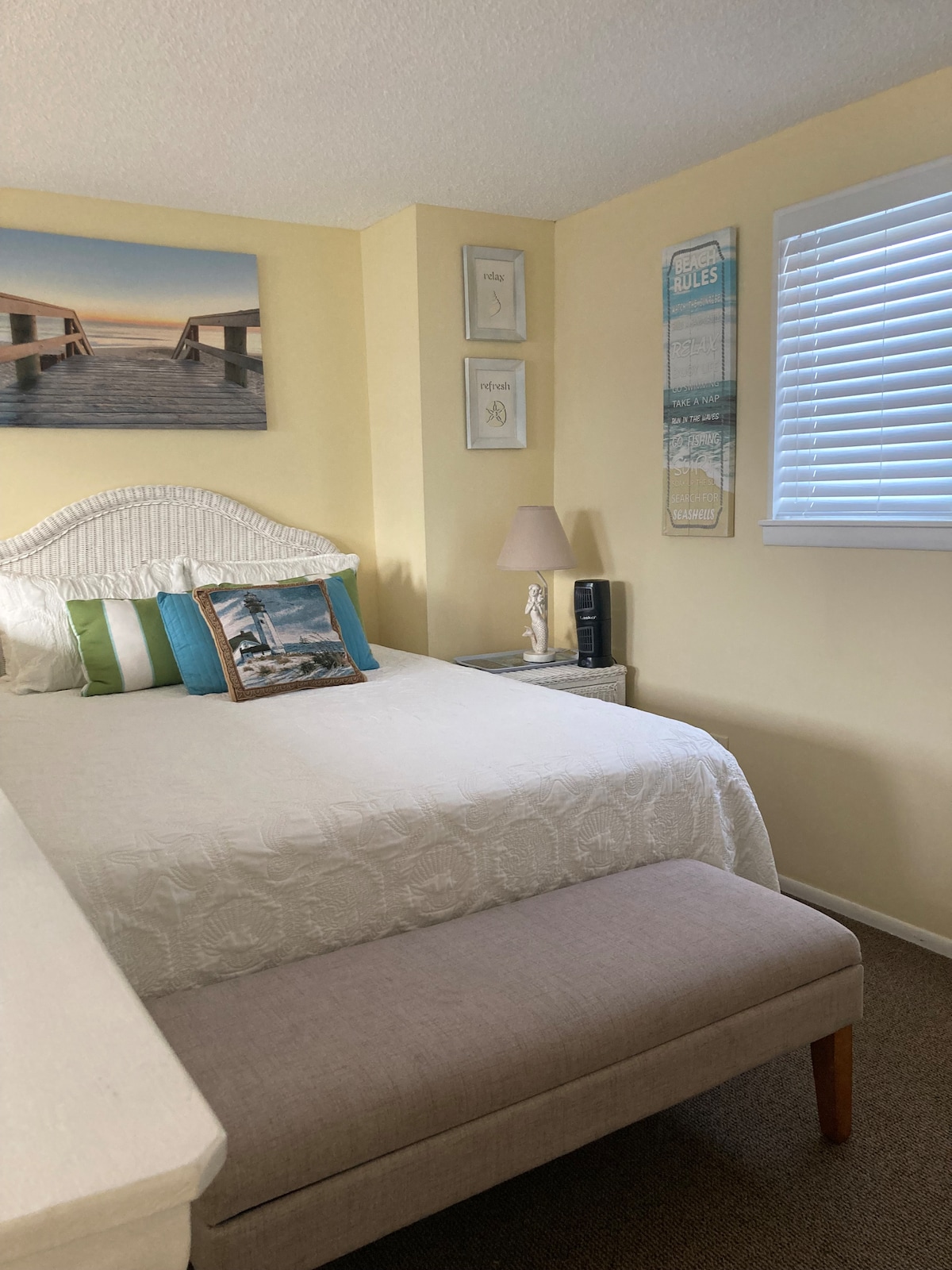 Menšia manželská posteľ v lofte