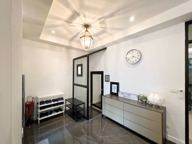 Neveu:The 3-Studio bedrooms Apt@MRT Sutthisan gallery image 2