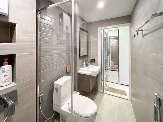 Neveu:The 3-Studio bedrooms Apt@MRT Sutthisan gallery image 5