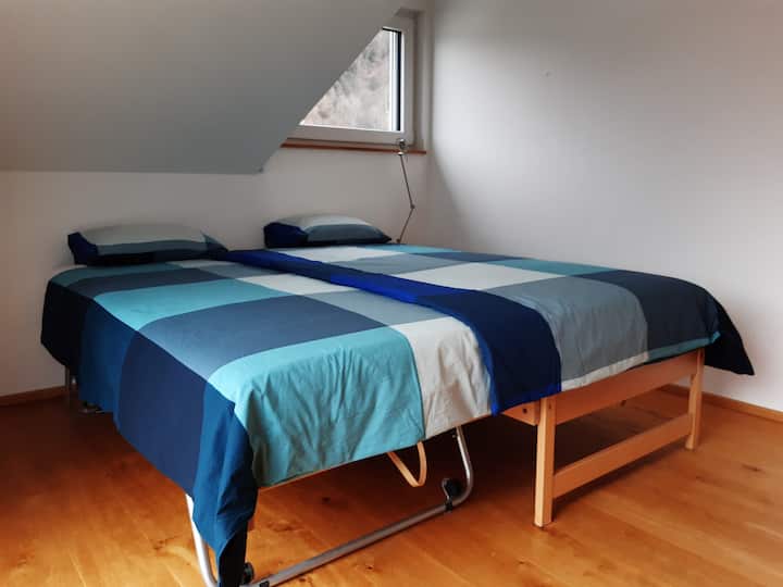 第二间卧室配有加大双人床（ 180 x 200 ）