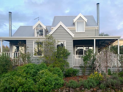 Top Airbnb: The Loft (fire+spa in centre of Hepburn Springs) in Hepburn Springs