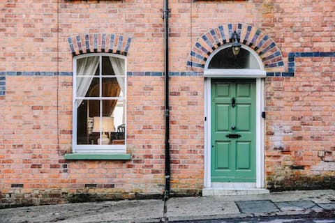 Top performing Airbnb: Entire Townhouse | 3 Bedrooms | Central Derry in Foyleside