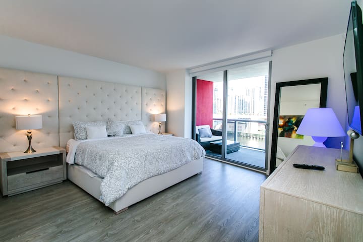 BEACHWALK RESORT 3/3 BDRM LARGE BALCONY POOL VIEW