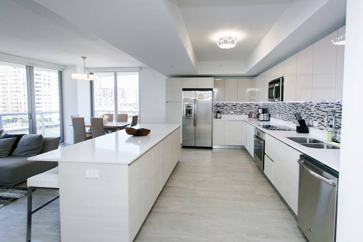 BEACHWALK RESORT 3/3 BDRM LARGE BALCONY POOL VIEW gallery image 3