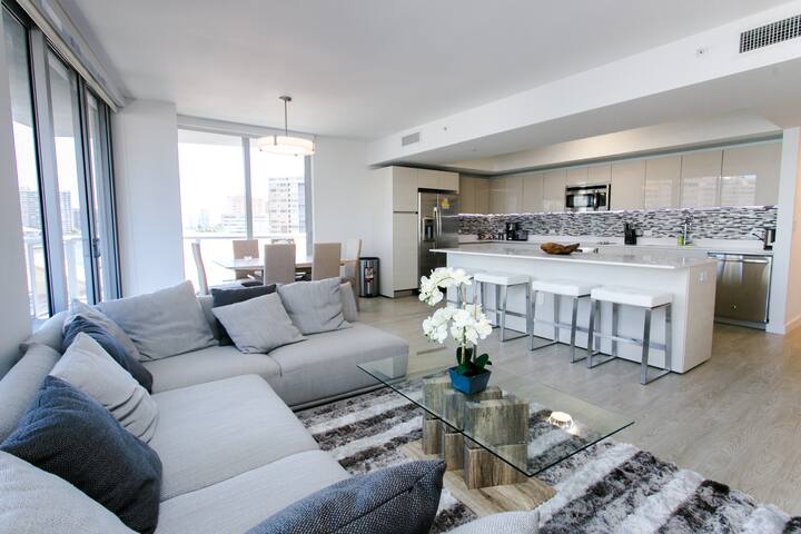 BEACHWALK RESORT 3/3 BDRM LARGE BALCONY POOL VIEW gallery image 4