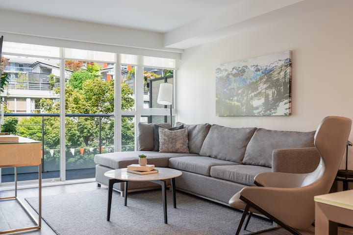 Level | Urban-chic Yaletown One Bedroom Suite -
