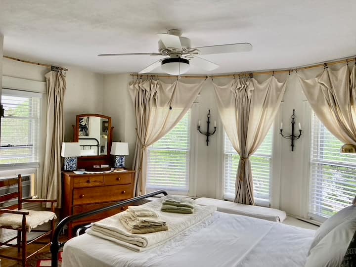 1号卧室，房子前面，标准双人床。