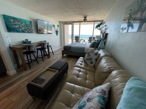 ❤︎Romantic Getaway❤︎ Beachfront Studio Condo