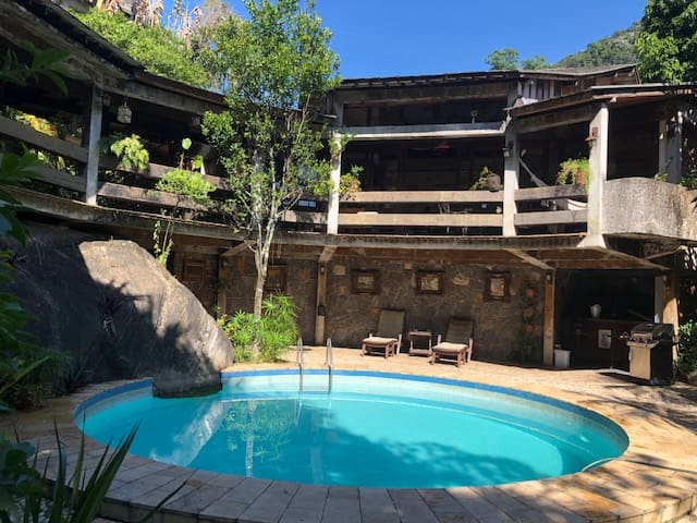 Na Floresta da Tijuca, uma linda casa.