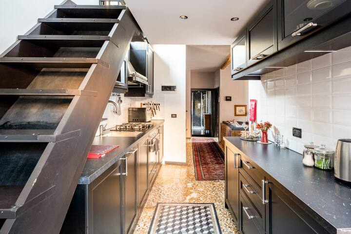 LUXURY BAROQUE CHIC IN SAN MARCO WITH ROOF TERRACE gallery image 5