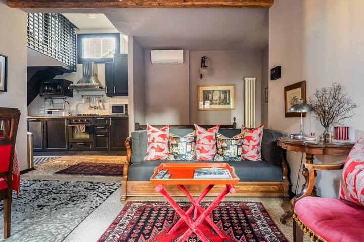 LUXURY BAROQUE CHIC IN SAN MARCO WITH ROOF TERRACE gallery image 3