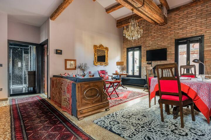 LUXURY BAROQUE CHIC IN SAN MARCO WITH ROOF TERRACE gallery image 2