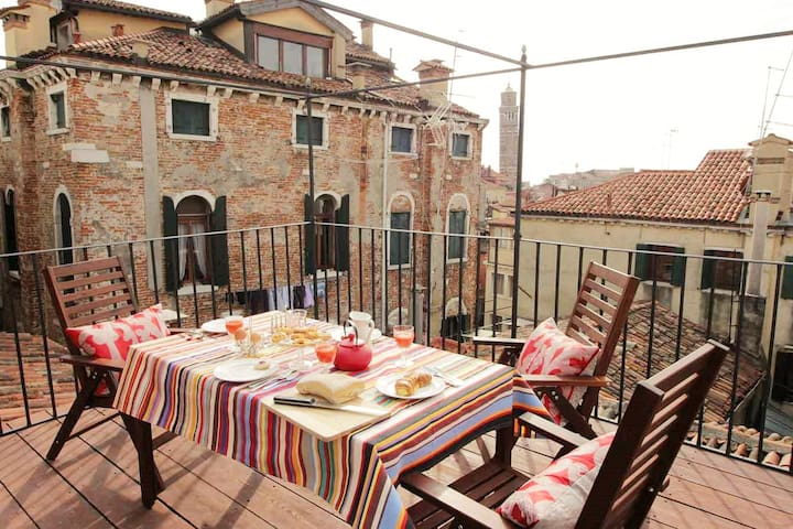 LUXURY BAROQUE CHIC IN SAN MARCO WITH ROOF TERRACE