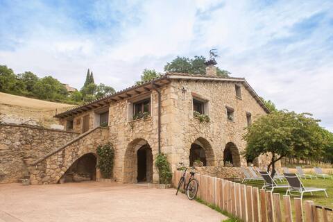 Mas Collell, a rural house with a pool (La Garrotxa)