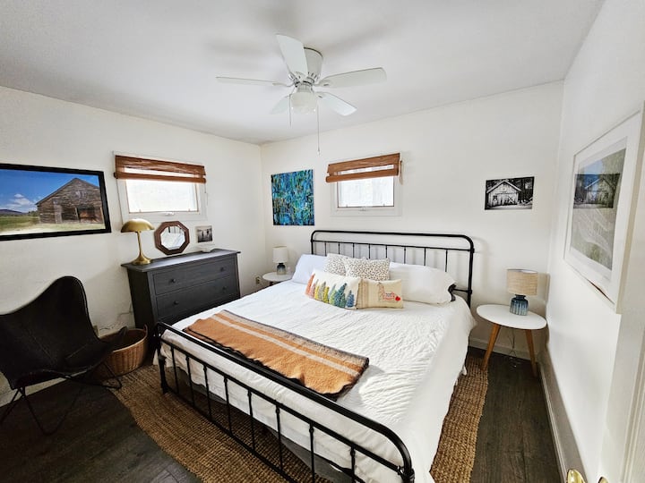 Furahia kitanda cha ukubwa wa kifalme, kabati la kujipambia na chumba kwenye kabati.  Taulo za ziada na vifaa vya usafi wa mwili unavyoweza kutumia.